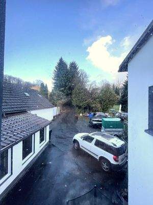 Blick in den Hof mit Zufahrt