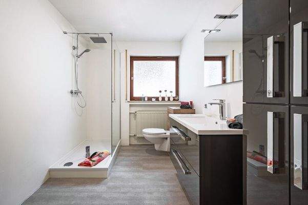 modernes Badezimmer im Erdgeschoss