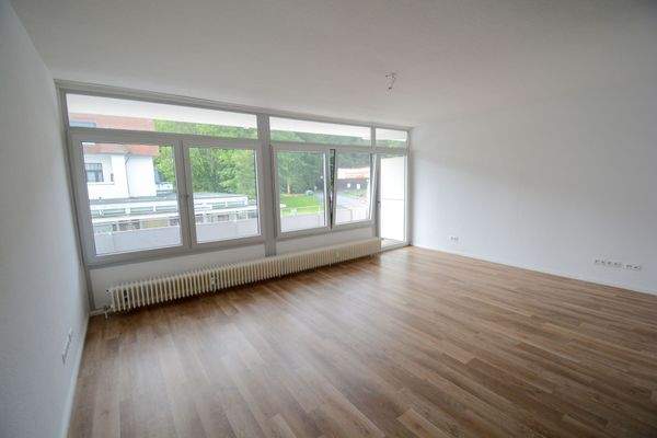 Wohn-/Esszimmer mit Balkonzugang