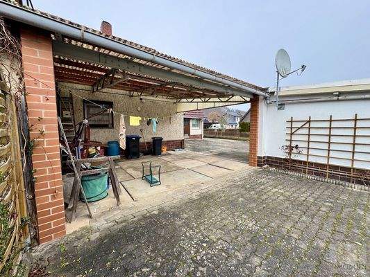 Hinterhof mit Garagen