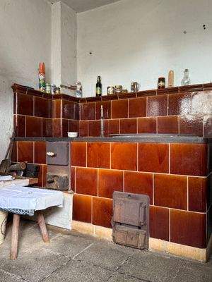 Gekachelter Ofen im Nebengebäude