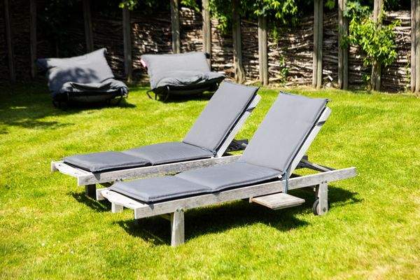 Zwei Liegestühle im Garten