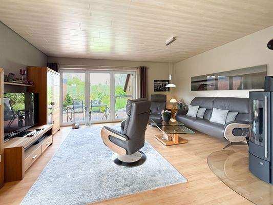 Großes Wohnzimmer mit Kamin und Terrassenzugang