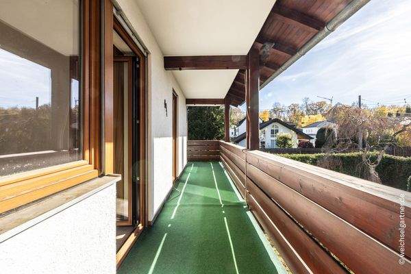 Der überdachte Südwestbalkon