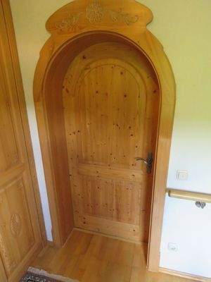 teilweise Rundbogentüren in Fichte 