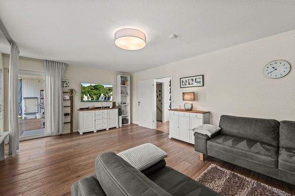 Lichtdurchflutetes Wohnzimmer mit Zugang auf die Süd-Westterrasse