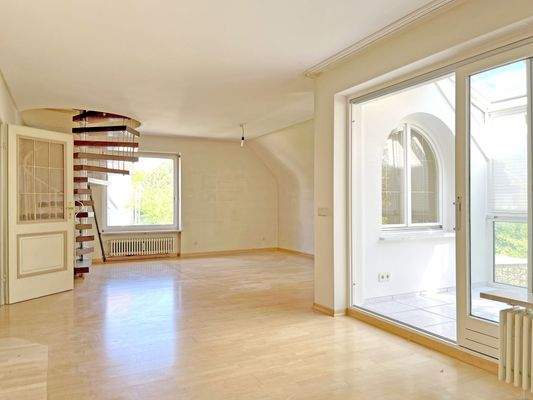 Helles Wohnzimmer mit Wendeltreppe nach oben