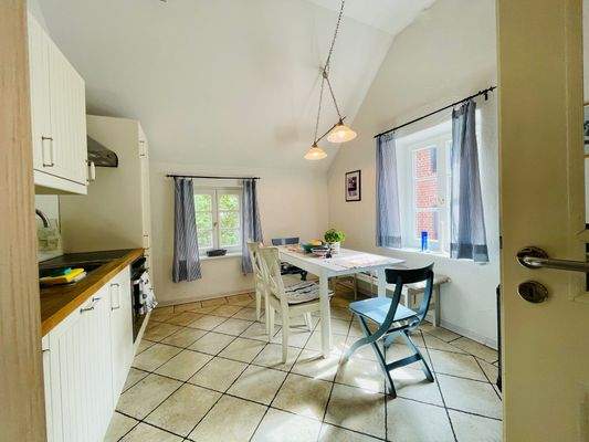 Küchenbereich mit großem Esstisch
