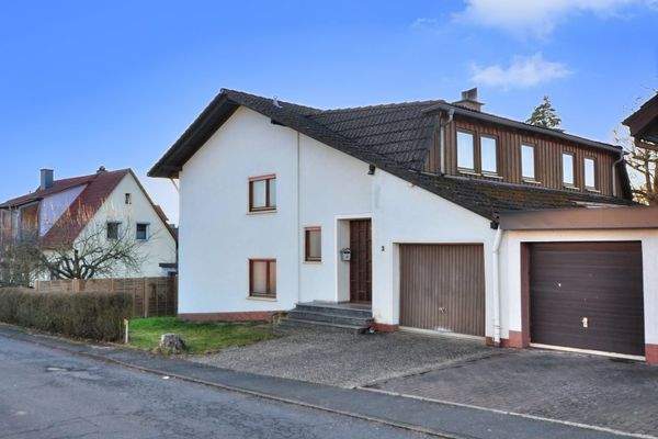 Vorderansicht mit Garage