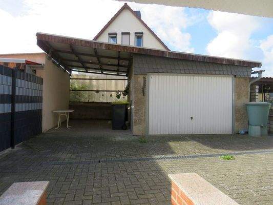 Innenhof mit Außensitzbereich und Werkstatt