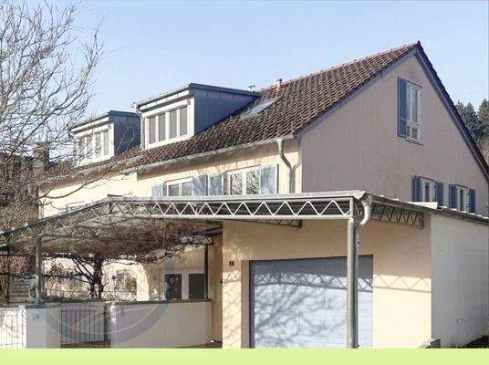 Zufahrt zum Gebäude und Eingangssituation