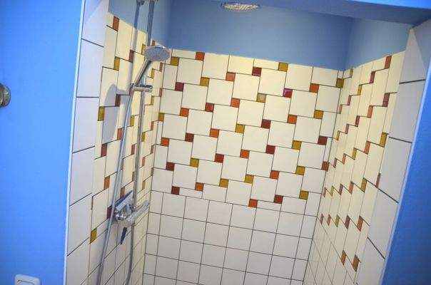 Umkleiden mit 4 Duschen