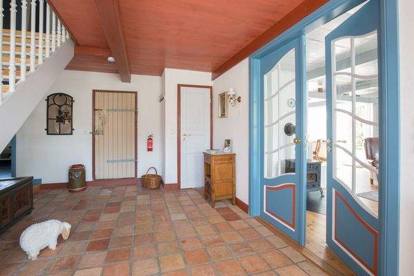 Die Diele - dänischer Terrakotta und friesische Doppeltür. 