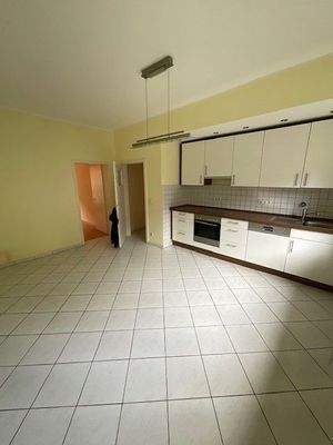 Helle Küche mit Fliesenboden