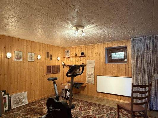 Fitnessbereich im Keller