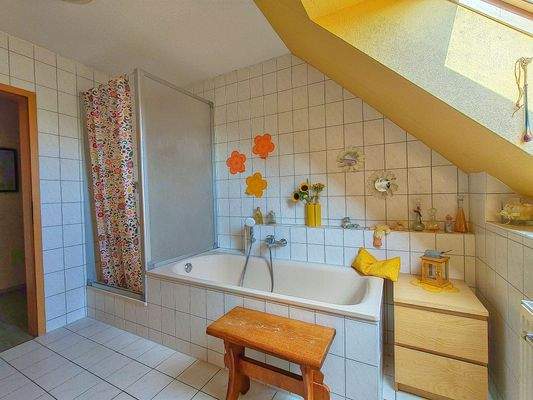 Bad mit Dusche und Wanne