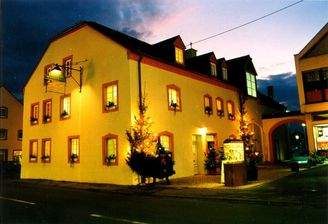 Altes Weinhaus bei Nacht.jpg