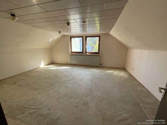 geräumiges Zimmer im Dachgeschoss