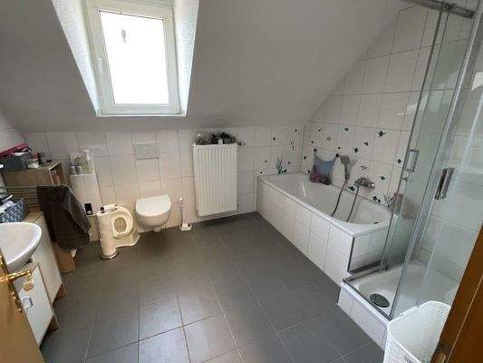 Badezimmer linke Wohnung