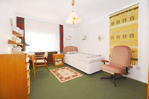 Beide sind hell gestaltet und freuen sich auf neuen Teppichboden.