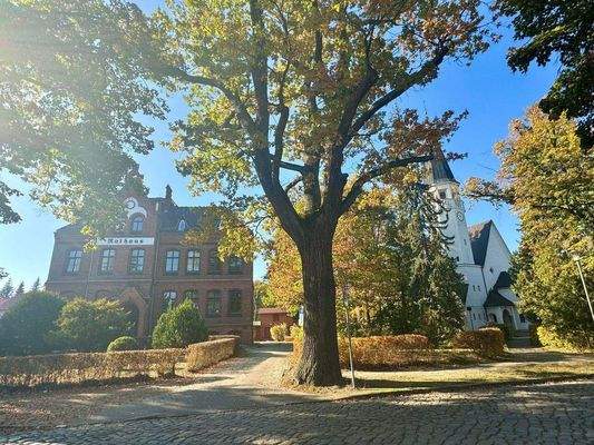 Rathaus Zeuthen und Martin-Luther-Kirche.jpg