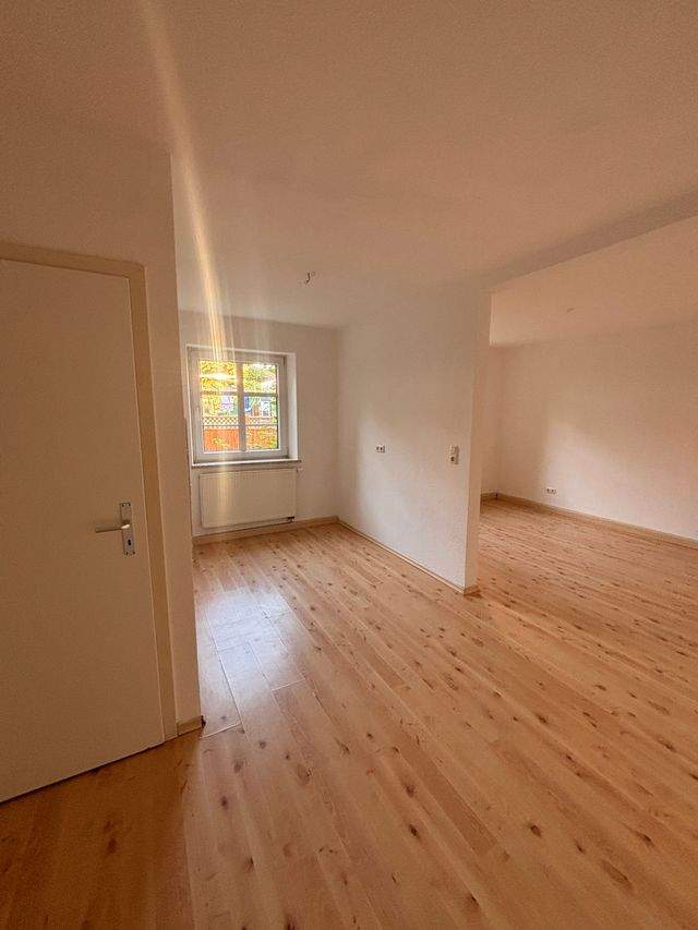 Einbauküche Möglich! Sonnige 2-Raum-Wohnung im Erdgeschoss zu vermieten - Foto 1
