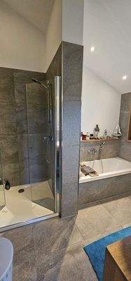 Bad mit Badewanne und Dusche