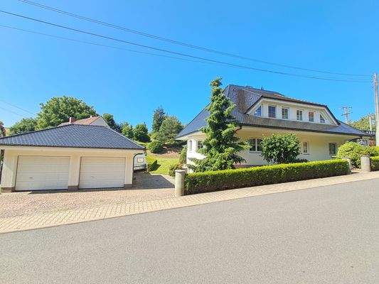 Vorderansicht von der Straße