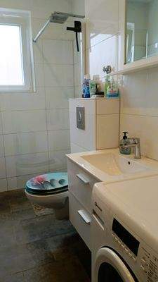 modernes Duschbad mit Fenster