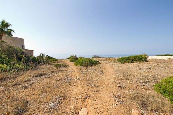 Grundstück mit Panoramablick in erster Meereslinie zum Verkauf in Cala Pi, Mallorca