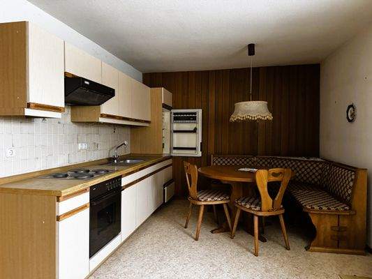 KG Hobbyraum Einbauküche und Essbereich.JPG