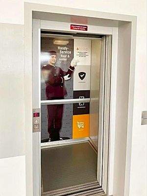 Personenaufzug, 2 Treppenhäuser