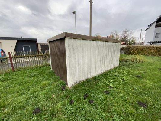 Garage im Gartengrundstück