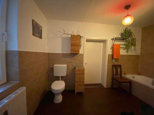 Bad mit Badewanne und WC Wohnung 1