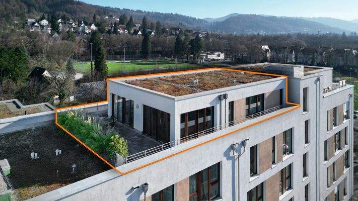 Blick auf das moderne Penthouse mit umlaufender Dachterrasse und eindrucksvoller Weitsicht