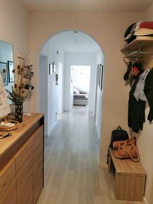 Moderner Flur mit Bogen