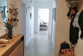 Moderner Flur mit Bogen