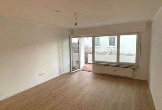 Wohnzimmer mit Zugang zum Balkon