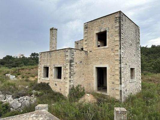 Kreta, Armeni Rethymno: 4 Rohbau-Steinvillen auf großem Grundstück zu verkaufen