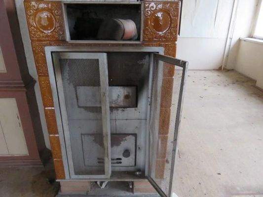 OG: Kachelofen im Festsaal