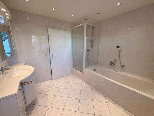 Tageslichtbad mit Wanne und Dusche