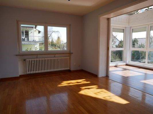 Esszimmer mit Durchgang zum Wintergarten im Erdgeschoss