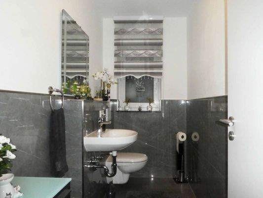 Gäste-WC mit Fenster