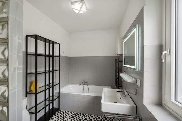 Vollbad-Staging (KI generiert)