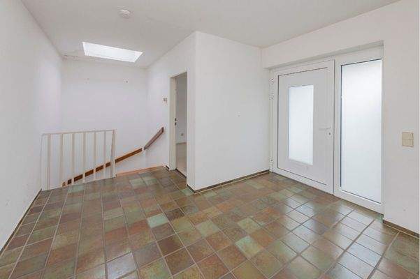 Flur mit Treppe nach unten