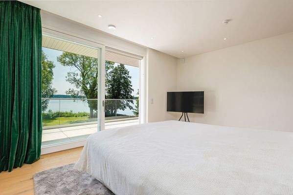 Schlafzimmer, Blick auf die Terrasse.jpg