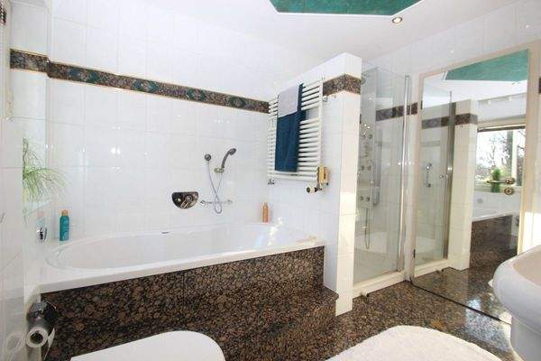 … mit Wanne und Dusche …