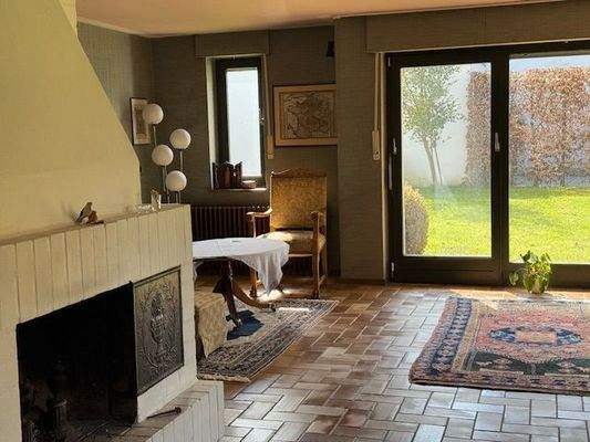 Ist-Zustand des Wohnzimmers mit Blick in den Garten