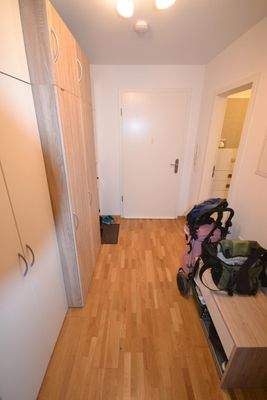 Heller Flur mit Holzboden