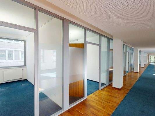 Büroflur mit Sicht ins Büro